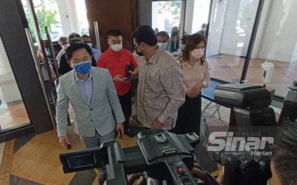 Paul Yong (kiri) ketika hadir ke Mahkamah Tinggi Ipoh pada Selasa.