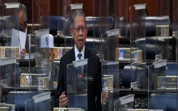 Datuk Seri Mustapa Mohamed menjawab soalan pada Pertanyaan-pertanyaan bagi Jawab Lisan sempena Mesyuarat Khas Penggal Ketiga Parlimen Ke-14 di Parlimen pada Selasa. - Foto Bernama