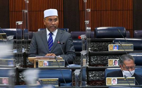 Menteri di Jabatan Perdana Menteri (Hal Ehwal Agama )Senator Idris Ahmad menjawab soalan pada Pertanyaan-pertanyaan bagi Jawab Lisan sempena Mesyuarat Khas Penggal Ketiga Parlimen Ke-14 di Parlimen hari ini. - Foto Bernama