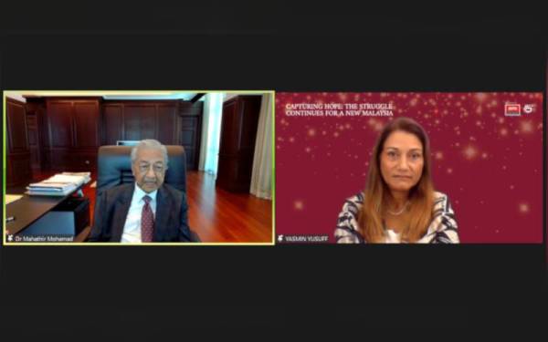 Dr Mahathir (kiri) ketika sesi meja bulat bersama media untuk buku terbaharunya pada Selasa.