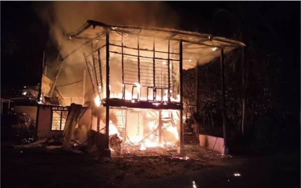 Keadaan rumah yang terbakar dalam kejadian awal pagi Selasa di Kampung Selat Pulau, Kampung Gajah, Pasir Salak.