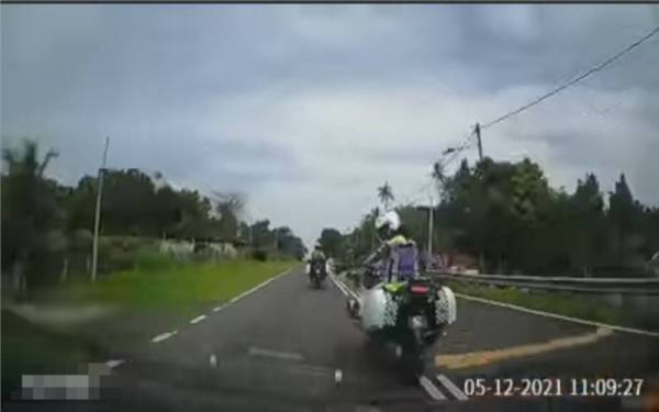 Aksi marshal yang tular Ahad lepas. - Foto media sosial 