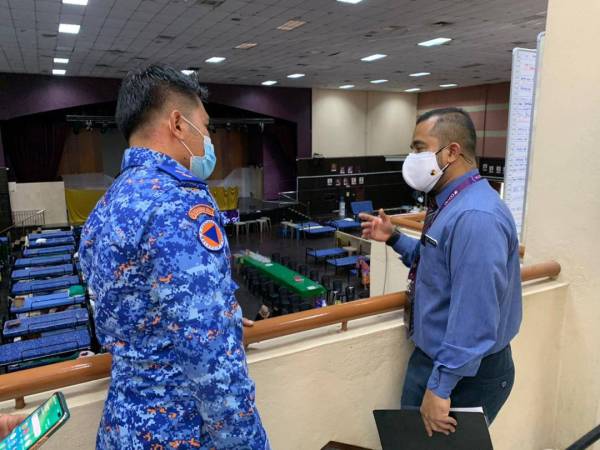 Dr Mohd Zurairie melakukan tinjauan di PKRC USM di Kubang Kerian pada Selasa.