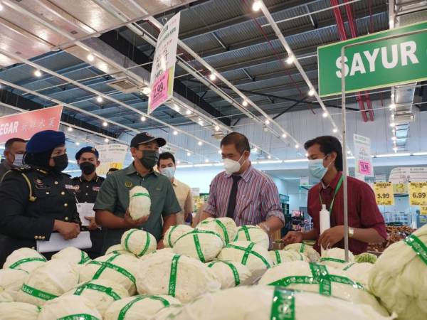 Abdul Yunus meninjau harga dan bekalan sayuran sempena walkabout pemantauan Skim Harga Maksimum Keluarga Malaysia (SHMKM) di Pasaraya Econsave Bandar Seri Botani di sini pada Selasa.
