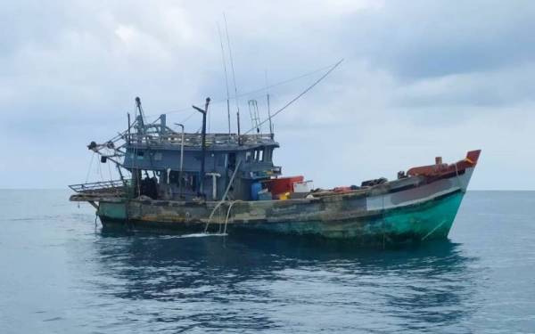 Bot dinaiki lima nelayan warga Vietnam ditahan pada jarak 41.2 batu nautika dari muara Tok Bali pada Isnin.