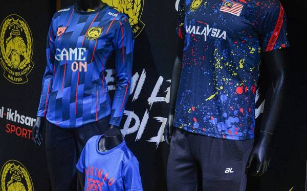Antara koleksi terbaharu Harimau Malaya dan Al-Ikhsan pada edisi Piala AFF Suzuki yang dilancarkan di Football Republic, Sunway Pyramid hari ini.