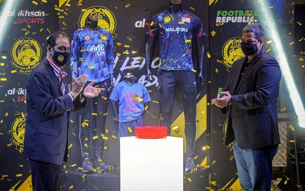 Timbalan Presiden Persatuan Bola Sepak Malaysia (FAM) Datuk S. Sivasundaram (kiri) bersama Ketua Pegawai Eksekutif Al-Ikhsan Sports Sdn Bhd Vach Pillutla (kanan) melancarkan barangan Harimau Malaya edisi Piala AFF Suzuki di Football Republic, Sunway Pyramid hari ini.