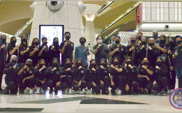 IMBAS KEMBALI... Pemain Malaysian Tigress sebelum berlepas ke Korea Selatan bagi menggalas cabaran negara di kejuaraan Trofi Juara-Juara Asia 2021 di Donghae.