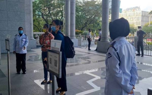 Tinjauan Sinar Harian di luar Istana Kehakiman pada jam 8.30 pagi ini tenang dan tiada kehadiran penyokong Najib dilihat hadir atau berkumpul.
