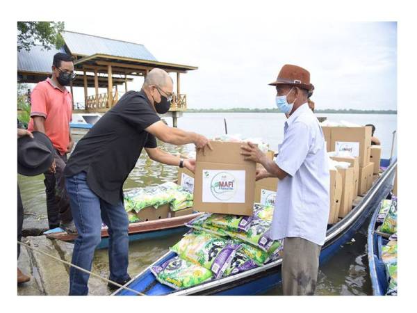Penyampaian Bakul Mafi Prihatin kepada nelayan.