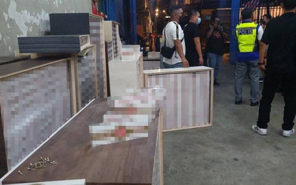Polis merampas rokok bernilai RM300,000 yang disorok dalam perabot di Desa Tun Razak dan Jalan Klang Lama pada Selasa.