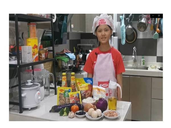 Mei Wei menyediakan nasi goreng pelangi sebagai simbol harapan, kegembiraan dan kejayaan.