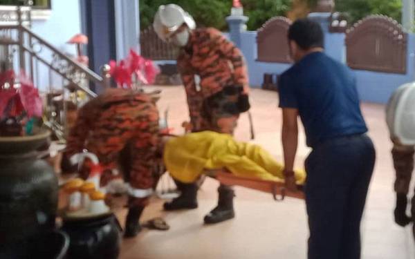 Wanita berkenaan dibawa turun dengan selamat menggunakan alat pengusung dan tangga.