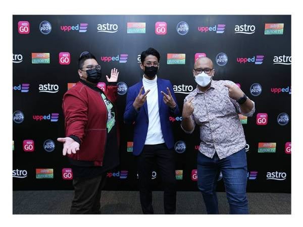  Dari kiri: Sir Iqbal, Sir Ifwat dan Sir Syahmi yang merupakan tutor professional SPM PRO+