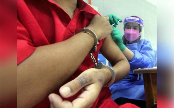 Program vaksinasi Covid-19 membabitkan banduan akan terus diperhebat dari semasa ke semasa. - Foto Bernama