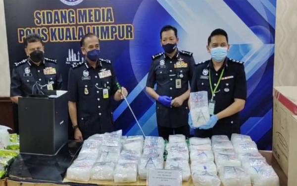 Razarudin (dua dari kiri) menunjukkan dadah yang dirampas daripada dua sindiket.