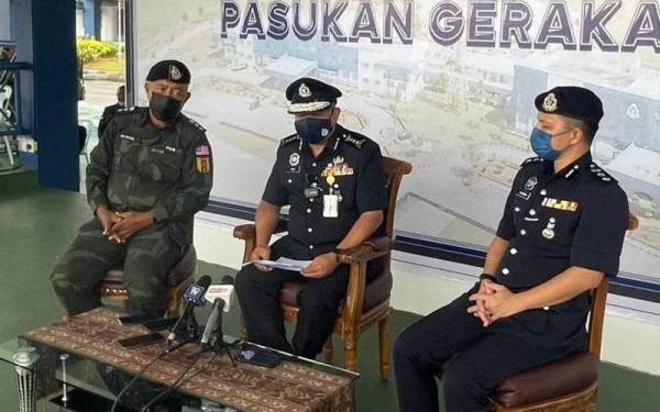 Sidang media selepas Demonstrasi Unit Tindakan Rusuhan Awam (PORU) bersama Unit Water Cannon Briged Sarawak PGA di sini, pada Rabu.