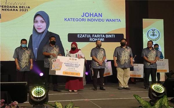 Khairul Shahril menyampaikan Anugerah Perdana Belia Negara Negeri Perak kepada Ezatul Farita sempena Sambutan Hari Belia Negara Peringkat Negeri Perak di Hotel Casuarina@Meru, pada Rabu.