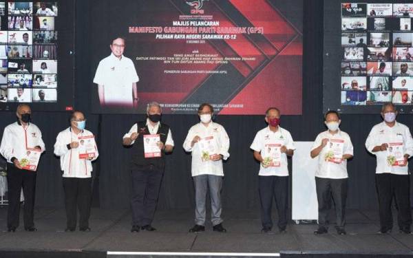 Datuk Patinggi Tan Sri Abang Johari Tun Openg (tengah) melancarkan manifesto GPS di Pusat Konvensyen Borneo Kuching (BCCK) di sini, pada Rabu.