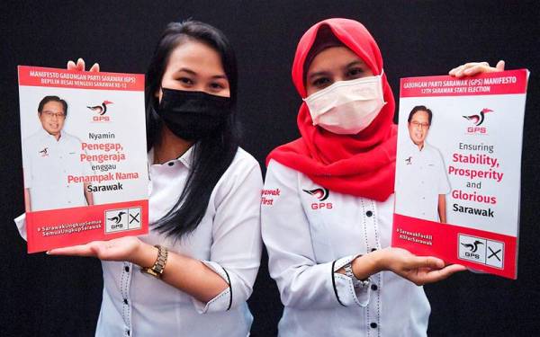 Petugas Gabungan Parti Sarawak (GPS), Alyssa Mona dan Sarimah Zulkifli menunjukkan buku manifesto GPS yang dilancarkan oleh Ketua Menteri Sarawak Tan Sri Abang Johari Tun Openg yang juga merupakan Presiden GPS disini hari ini.
