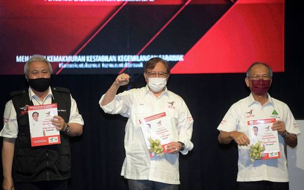 Ketua Menteri Sarawak Tan Sri Abang Johari Tun Openg (tengah) yang juga Presiden Gabungan Parti Sarawak (GPS) bersama Timbalan Ketua Menteri merangkap Pengerusi Jawatankuasa Manifesto GPS Sarawak Datuk Amar Awang Tengah Ali Hasan (kiri) dan Ahli Majlis Kepimpinan Tertinggi Gabungan Parti Sarawak (GPS) Datuk Joseph Salang Gandun (kanan) ketika hadir melancarkan buku manifesto GPS bagi Pilihanraya Negeri Sarawak (PRN) ke- 12 disini hari ini.