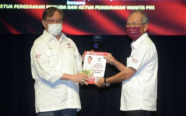 Ketua Menteri Sarawak Tan Sri Abang Johari Tun Openg (kiri) yang juga Presiden Gabungan Parti Sarawak (GPS) menyerahkan buku manifesto GPS kepada Ahli Majlis Kepimpinan Tertinggi Gabungan Parti Sarawak (GPS) Datuk Joseph Salang Gandun (kanan) bagi Pilihanraya Negeri Sarawak (PRN) ke 12 disini hari ini.
