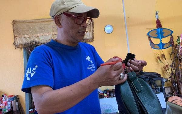 Zulkeflee sentiasa memastikan barangan yang direkanya bermutu tinggi.