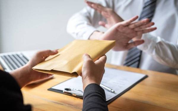 Masyarakat perlu mengubah persepsi terhadap jenayah rasuah yang sebelum ini dilihat sebagai jenayah yang tidak berat berbanding jenayah seperti membunuh dan merompak. - Foto 123RF