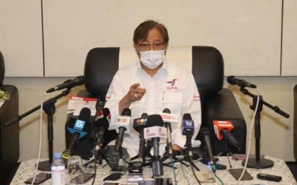 Abang Johari menjawab soalan pemberita pada sidang media selepas Pelancaran Manifesto GPS di Pusat Konvensyen Borneo Kuching (BCCK), malam Rabu. - Foto UKAS