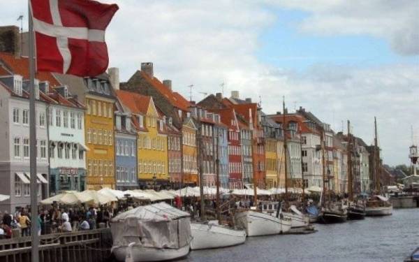 Denmark akan melaksanakan langkah-langkah bagi membendung penularan Covid-19 selepas kes varian Omicron dikesan di negara itu. - Foto AFP