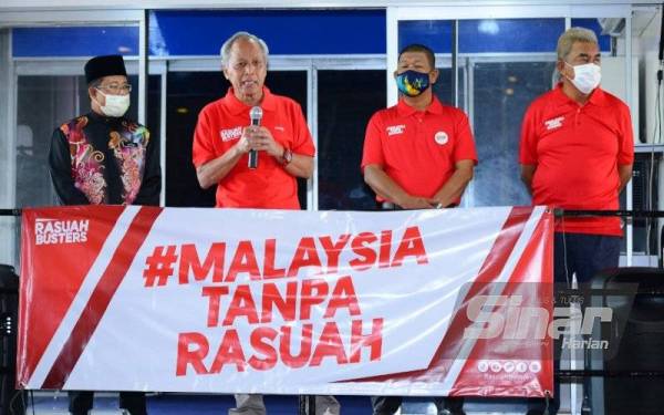 Muhammad Nasir berucap pada Majlis Pelepasan Konvoi #RasuahBusters di Masjid Tuanku Mizan Zainal Abidin, Putrajaya pada Khamis.- Foto Sinar Harian MOHD HALIM ABDUL WAHID