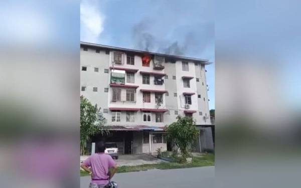 Dua unit rumah di tingkat empat Flat Kondo Rakyat, Kuala Ibai di Kuala Terengganu terbakar dalam kejadian pada petang Rabu.