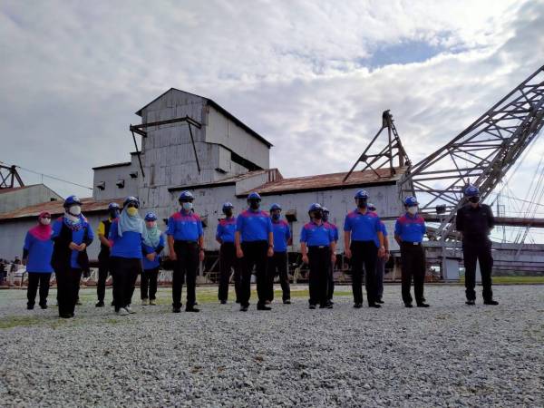 Saarani (empat dari kanan) bersama ketua-ketua jabatan dan wakil agensi ketika mengadakan lawatan kerja ke TT5 dan TT5 Maze Park di sini pada Khamis.