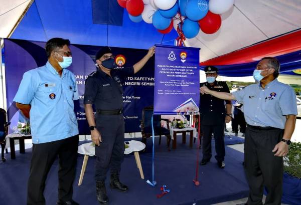 Mohamad (tengah) ketika Majlis Pelancaran dan Simulasi 'Go To Safety Point' (GTSP) di Stesen Minyak Petron di Ainsdale, Seremban pada Khamis.