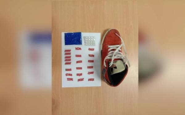 Dadah yang disembunyikan dalam kasut di sebuah rumah tidak bernombor di Kampung Air Teniat, Lubok Stol pada Rabu.