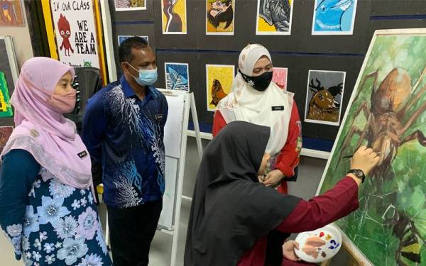 Nasrin bersama pengetua dan guru sekolahnya yang sentiasa memberi sokongan kejayaannya.