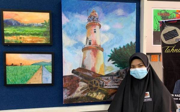 Nasrin (kanan) bersama salah satu lukisan yang dihasilkannya.