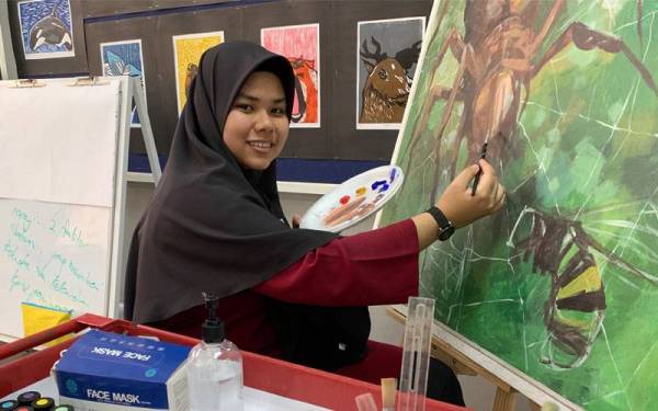 Nasrin ketika ditemui pemberita di SMK Hamzah 2, Machang pada Khamis.