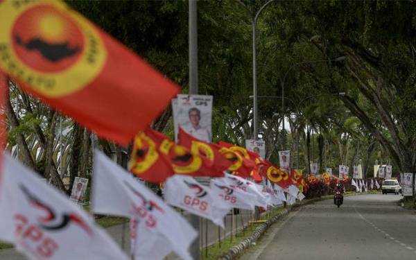 Kibaran bendera parti-parti utama di Sarawak iaitu Gabungan Parti Sarawak (GPS) dan Parti Sarawak Bersatu (PSB) dilihat semakin memenuhi sekitar pekan Sibu ketika tinjauan hari ini. Foto Bernama