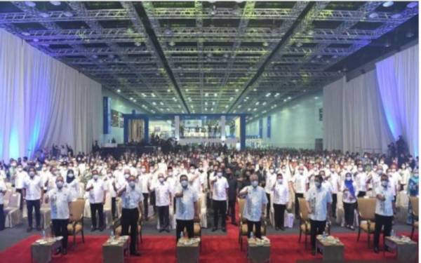 Ismail Sabri (depan, tiga dari kanan) bersama jemaah menteri pada Program 100 Hari Keluarga Malaysia di Pusat Konvensyen Kuala Lumpur (KLCC). - Foto Bernama