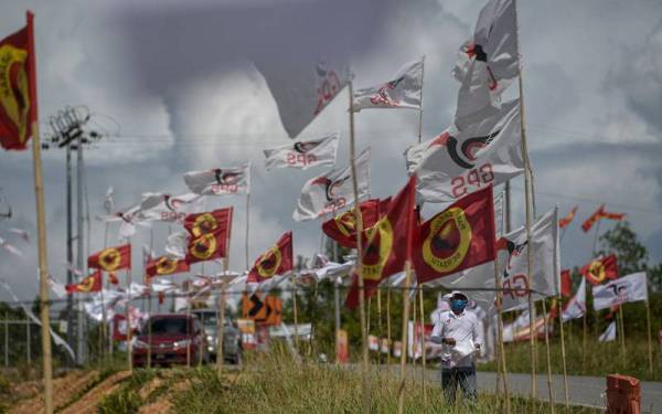 Kibaran bendera parti-parti utama di Sarawak iaitu Gabungan Parti Sarawak (GPS) dan Parti Sarawak Bersatu (PSB) dilihat semakin memenuhi sekitar pekan Sibu ketika tinjauan pada Khamis. - Foto Bernama
