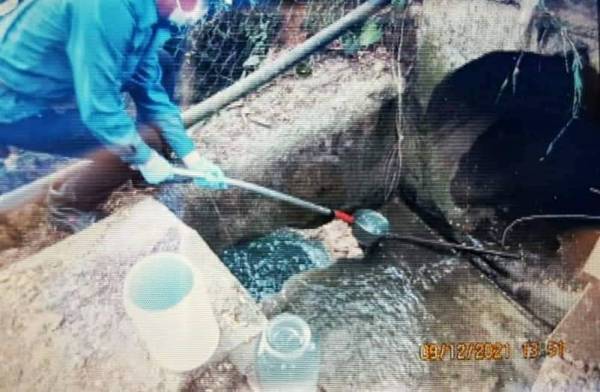 Pasukan penyiasat JAS Cameron Highlands melakukan pemeriksaan di kawasan berhampiran Sungai Kechau Tui, Lipis. Foto: FB Tuan Ibrahim