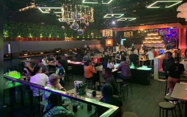 Pengunjung didapati melanggar SOP ketika serbuan pasukan polis di sebuah pusat hiburan di Kuala Lumpur pada Khamis.