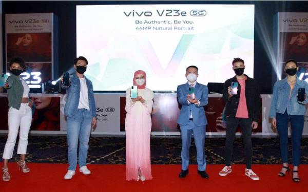 Selebriti, Mira Filzah (tiga dari kiri) bersama Mike Xu (tiga dari kanan) memperkenalkan telefon pintar V23e 5G yang dilancarkan di Kuala Lumpur pada Khamis. - Foto Sinar Harian ROSLI TALIB