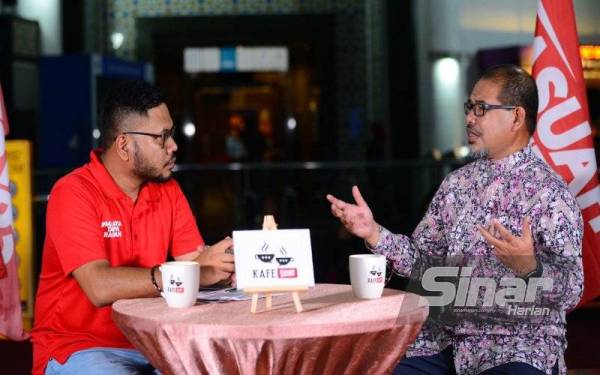 Bekas Ketua Pegawai Eksekutif Lembaga Tabung Haji, Datuk Nik Mohd Hasyudeen Yusoff (kanan) berkongsi isi hati dalam Program Kafe Rasuah Busters Khas, bersempena Konvoi Jelahah Satu Malaysia Rasuah Busters 'Dari Tabung Haji ke Gerai Pok Nik' yang berlintas lansung dari Menara Kuala Lumpur, pada Khamis. - Foto Sinar Harian MOHD HALIM WAHID