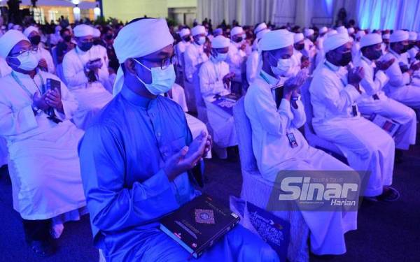 Antara peserta yang mengikut #QuranHour bersempena 100 Hari Aspirasi #Keluarga Malaysia yang berlangsung di Pusat Konvensyen Kuala Lumpur (KLCC) pada Jumaat. - FOTO: ASRIL ASWANDI SYUKOR