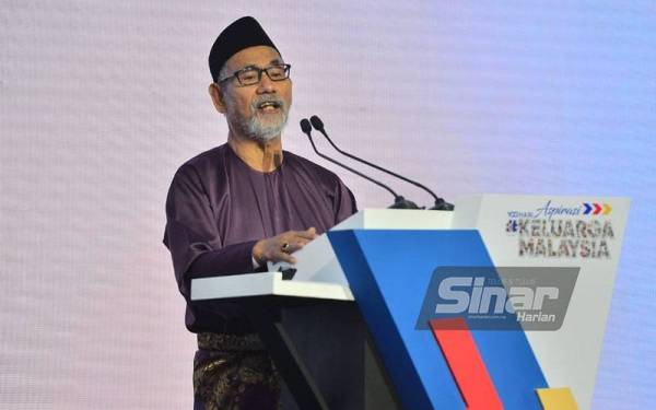 Tadabbur daripada Datuk Noh Gadut sewaktu #QuranHour bersempena 100 Hari Aspirasi #Keluarga Malaysia yang berlangsung di Pusat Konvensyen Kuala Lumpur (KLCC) pada Jumaat. - FOTO: ASRIL ASWANDI SYUKOR