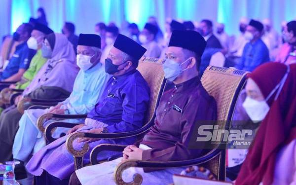 Tetamu kehormat yang hadir khusyuk mendengar bacaan surah sewaktu #QuranHour bersempena 100 Hari Aspirasi #Keluarga Malaysia yang berlangsung di Pusat Konvensyen Kuala Lumpur (KLCC) pada Jumaat. - FOTO: ASRIL ASWANDI SYUKOR