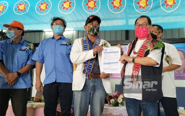 Jefry menerima borang penyertaan Marcus ke dalam STAR pada Program Bersama Presiden STAR di Dewan Miniantub Kampung Kotiduvan Duvanson, Penampang.