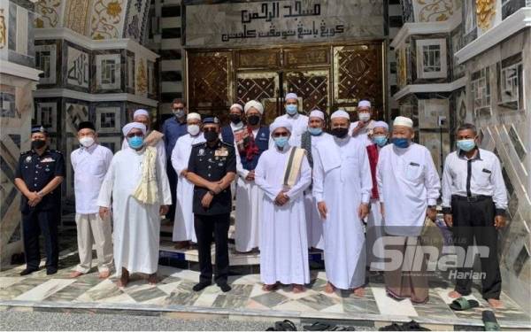 Shafien (depan, dua dari kiri) bersama pemimpin setempat dan Ahli Jawatankuasa Masjid Ar Rahman Mukim Kubang Batang, Tumpat selepas solat Jumaat.